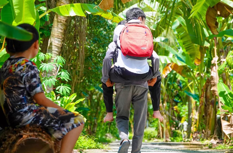 Dù có nặng nhọc, cực khổ nhưng ông Tuyết vẫn quyết tâm đồng hành cùng con tới trường.