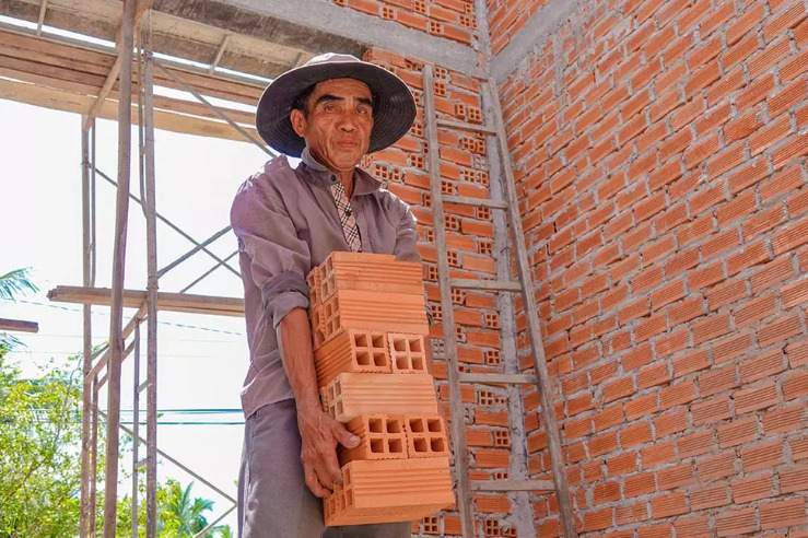 Ông Tuyết làm phụ hồ để có tiền nuôi con ăn học và chữa bệnh.