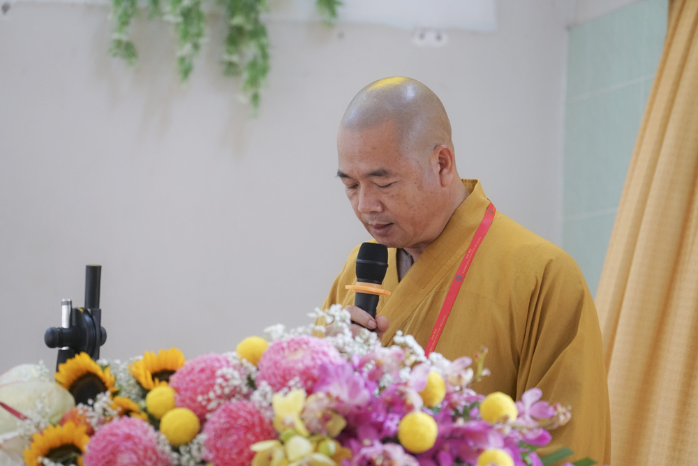 ĐĐ.Thích Lệ Hiếu thay mặt ban Kiểm Soát báo cáo tư cách Đại hội