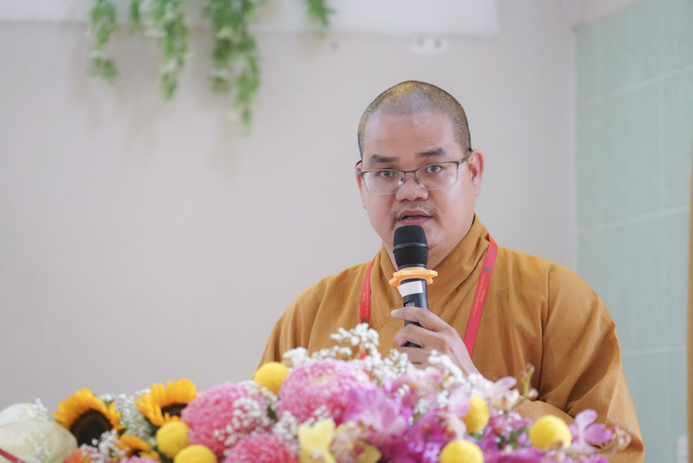 ĐĐ.Thích Huệ Phát – Chánh Thư ký BTS GHPGVN thay mặt Ban Thư ký Đại hội tỉnh thông qua nội dung Văn kiện Đại hội và trình dự thảo Nghị quyết Đại hội.