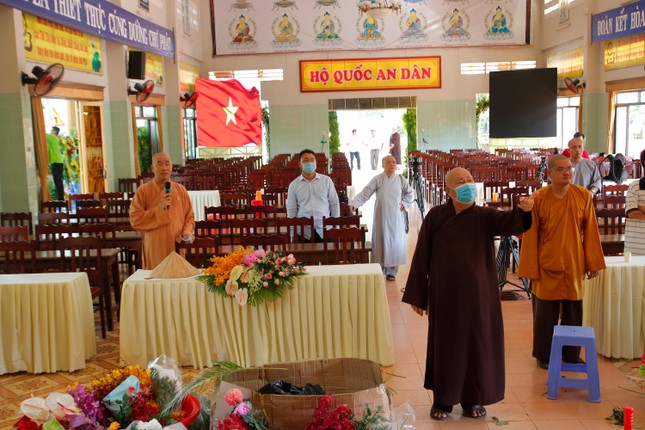 Hòa thượng Thích Huệ Minh, Trưởng ban Trị sự Phật giáo tỉnh, Trưởng ban Tổ chức Đại hội rà soát, chỉ đạo công tác thiết trí ở khâu cuối cùng