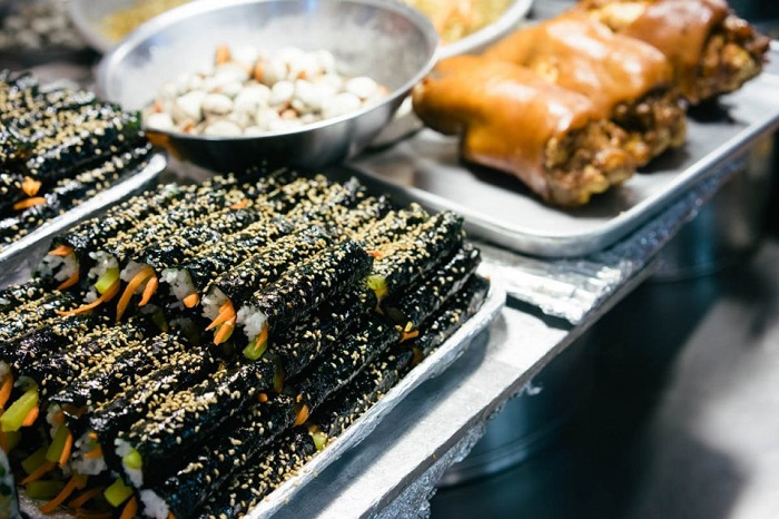 Những cuộn gimbap chay nhỏ xinh là món ăn đường phố phổ biến ở Hàn Quốc. Ảnh: livingnomads