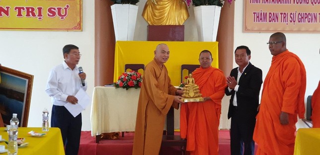 Trao quà lưu niệm