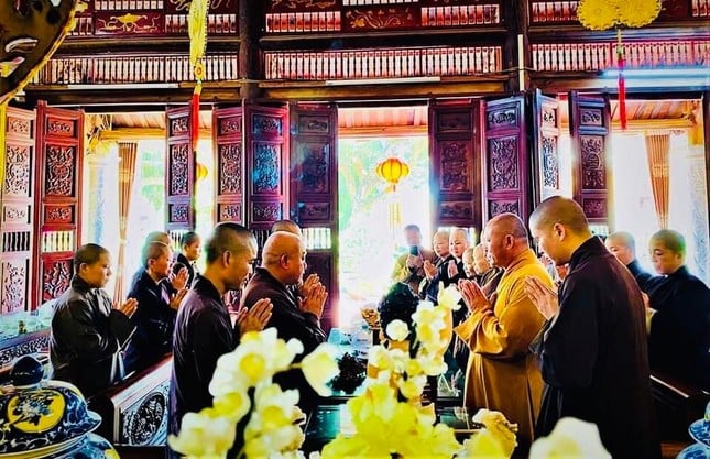 Cúng dường trường hạ chùa Tường Vân
