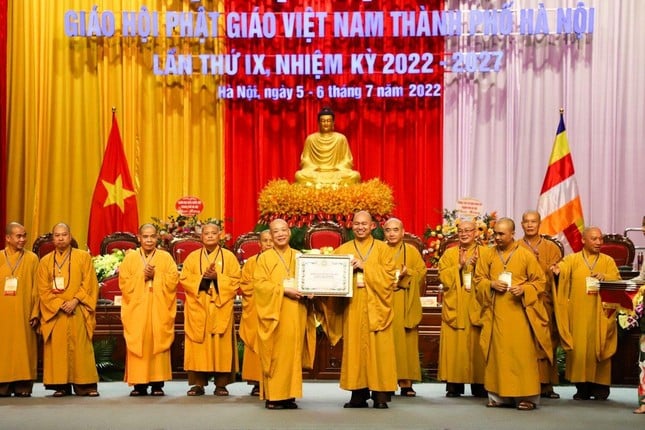 Thượng tọa Thích Đức Thiện trao Bằng tuyên dương công đức của Trung ương GHPGVN