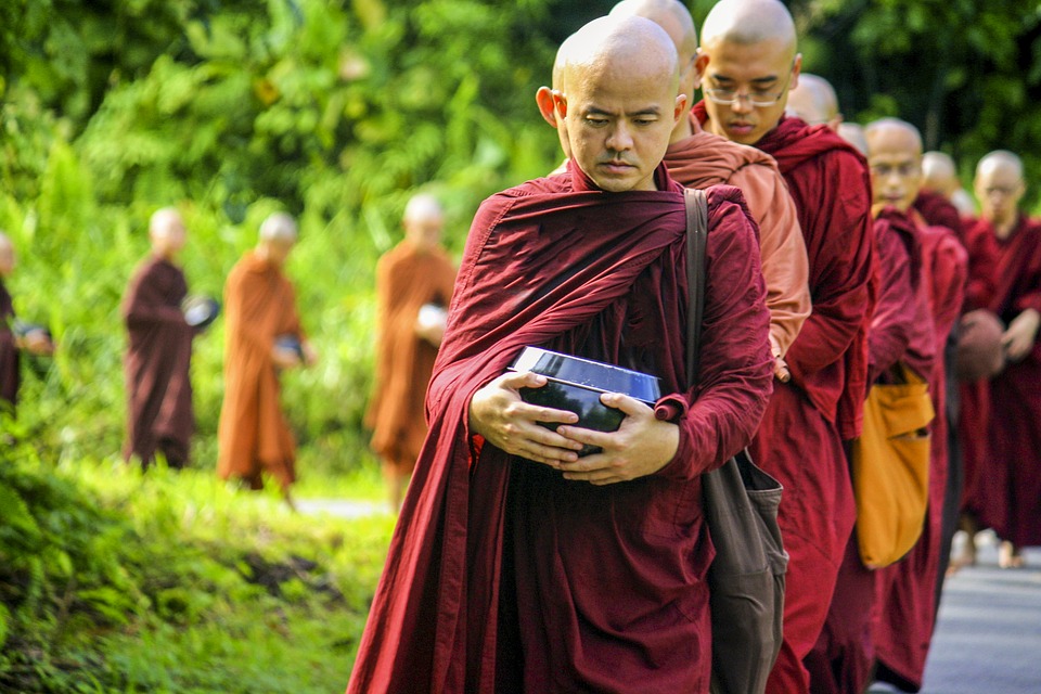 Người đệ tử Phật xuất gia là người thấu rõ luật vô thường mà cắt ái, xả tục xuất gia tu hành “trên cầu thành Phật, dưới độ chúng sinh” chính là những người tu sĩ “xả thân cầu Đạo, xả phú cầu bần”.