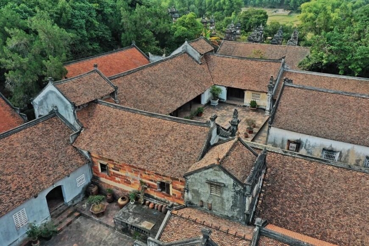 Xung quang di tích được bao quanh bởi những ngọn núi cao. (Ảnh: Mai Mai)