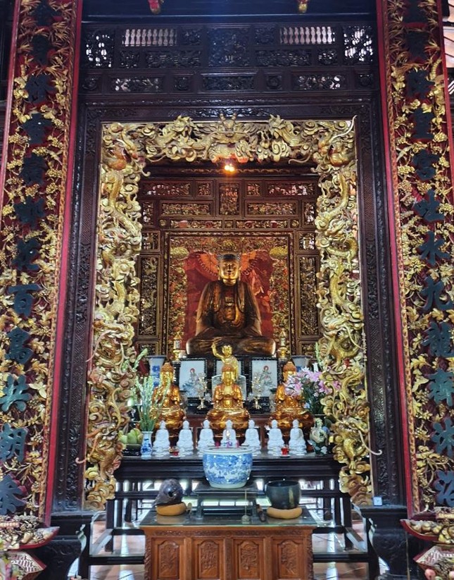 Tượng Phật A Di Đà được tạc trong tư thế ngồi kiết già thiền định trên tòa sen tại chùa Bửu Hưng.