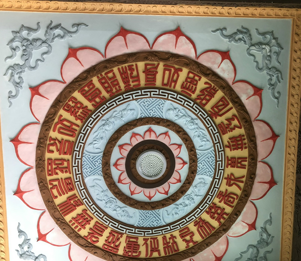 Bức phù điêu khắc trên trần chánh điện chùa Phật Quang. Ảnh: Bùi Phụ