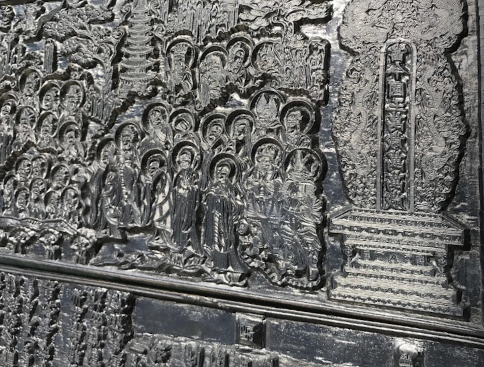 Một bảng trong Bộ kinh Pháp Hoa khắc bằng Thị đỏ. Ảnh lưu tại chùa Phật Quang.