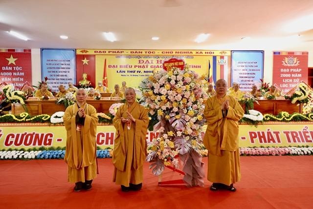 Hòa thượng Thích Thanh Nhiễu tặng lẵng hoa chúc mừng của Hội đồng Trị sự