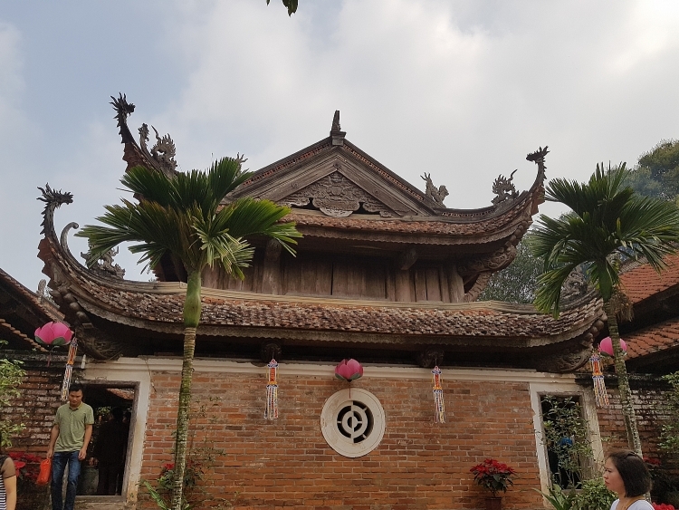Mái chùa Tây Phương rất đặc biệt có những góc đao cong vút lên.