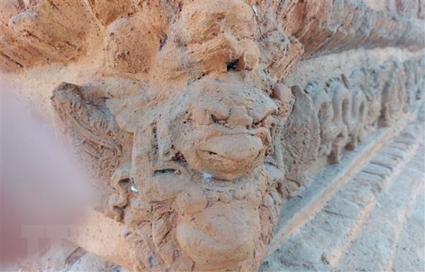 Hình chim thần trên phế tích đất nung được tìm thấy ở chùa Hang Úc, hiện được lưu giữ tại Bảo tàng tỉnh Yên Bái. (Ảnh: Đức Tưởng/TTXVN)