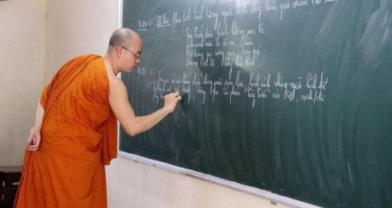 Sư thầy Minh Giải tại một buổi dạy