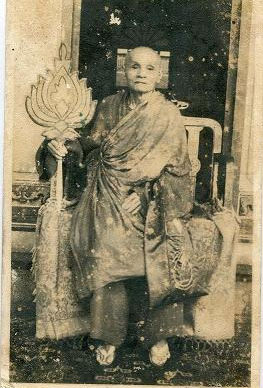 Sư Ba - Hòa thượng Bình Lương nhận sắc phong năm 1937. Ảnh do ông Phạm Đậu cung cấp