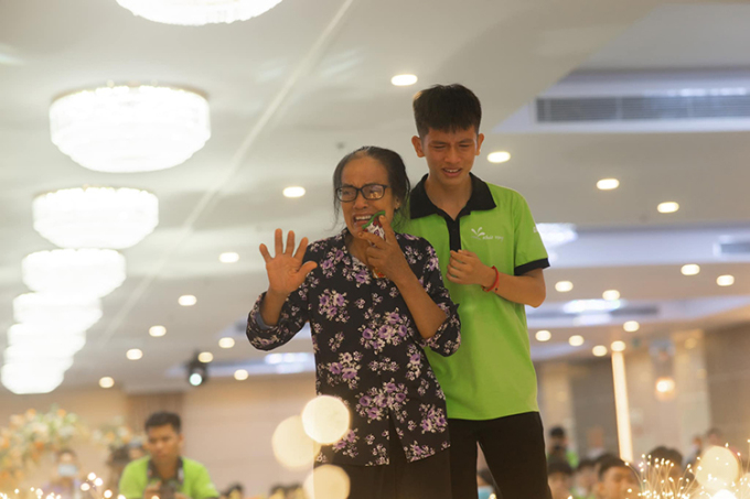 Nguyễn Như Huyến và mẹ tại trại hè của quỹ Khát Vọng, tháng 7/2022. Bà Bảnh hỏng một mắt, mắt còn lại thị lực giờ chỉ còn 10%. Ảnh: Quỹ Khát Vọng.