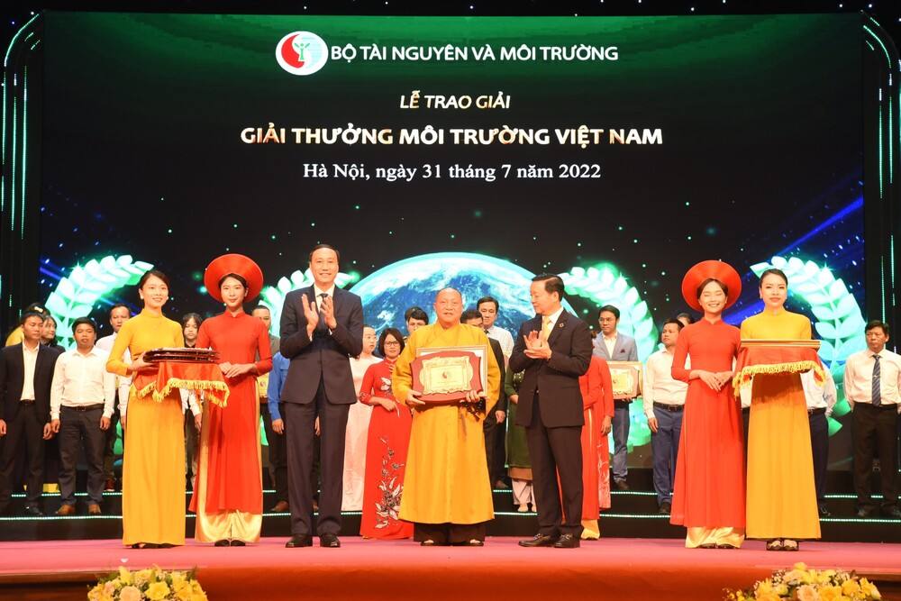 HT.Thích Gia Quang, Phó Chủ tịch HĐTS, Trưởng Ban TTTT T.Ư GHPGVN lên nhân giải.