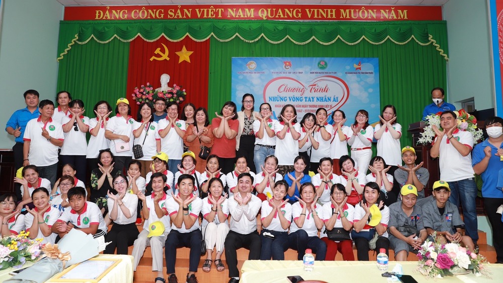 Các thiện nguyện viên tham gia Hành trình Hoa nhân ái