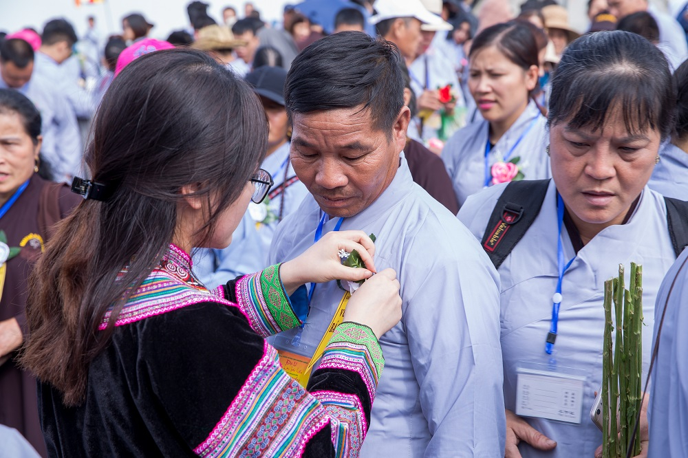 Những bông hoa được cài trên ngực áo mỗi du khách trong hành trình về Fansipan mùa Vu Lan.