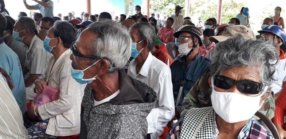 Những người khiếm thị và hộ nghèo nhận quà.
