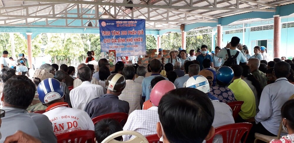 Quang cảnh phát quà tại Nhà dưỡng lão.