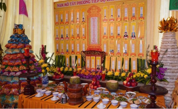 Mâm cúng tại Trai đàn chẩn tế.