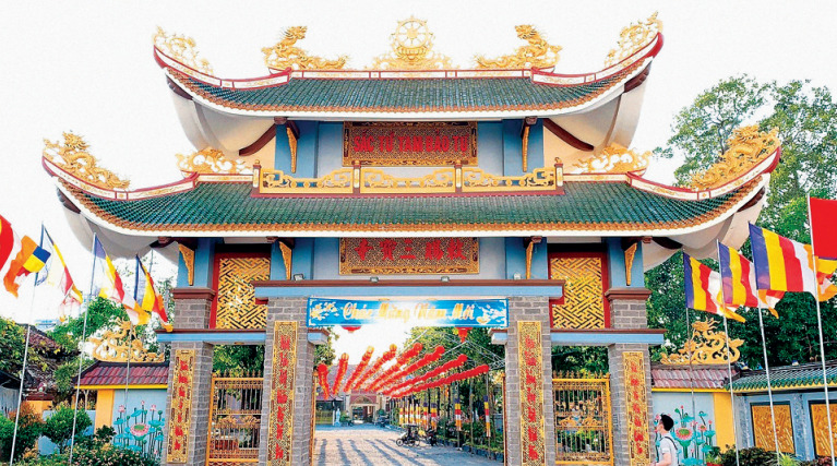 Vị trụ trì đầu tiên của chùa Tam Bảo là Hòa thượng Ấn Trừng, đạo hiệu Huỳnh Long, thuộc dòng Lâm Tế đời thứ 35.