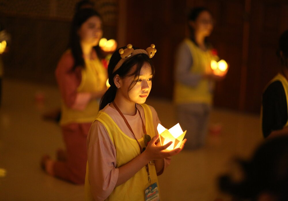 Hình ảnh các bạn trẻ tham dự thắp nến tri ân trong Khóa tu mùa hè với chủ đề ' Giữa đời một đóa sen' tại chùa Thọ Khuê - Phú Thọ.