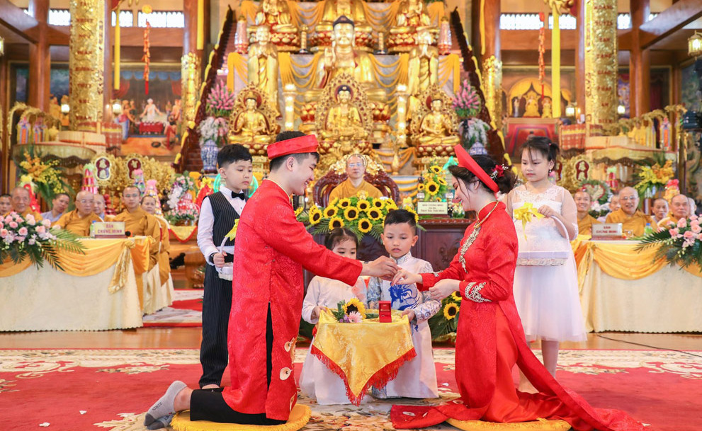 Trong đạo Phật cũng ủng hộ về cuộc sống hôn nhân hạnh phúc dựa trên nền tảng đạo đức, chuẩn mực của người Phật tử tại gia.