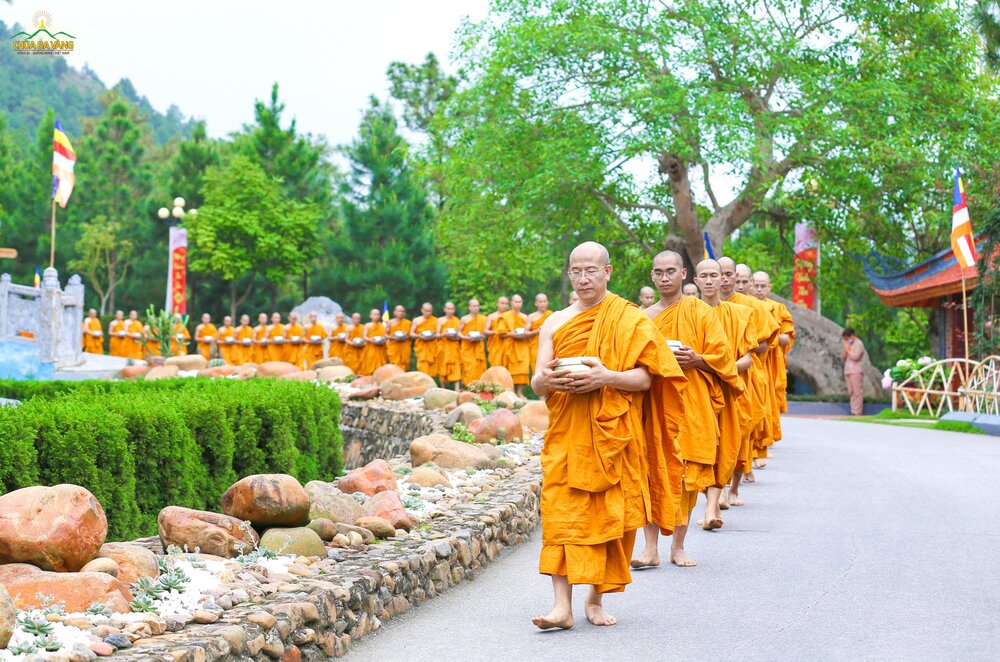 Khi các Thầy đi khất thực, chúng ta thấy được tướng oai nghi, giải thoát của các Ngài