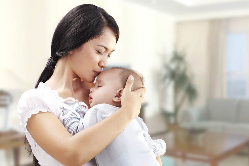 Mẹ chăm bẵm nâng niu con từ khi con còn nhỏ (ảnh minh họa)
