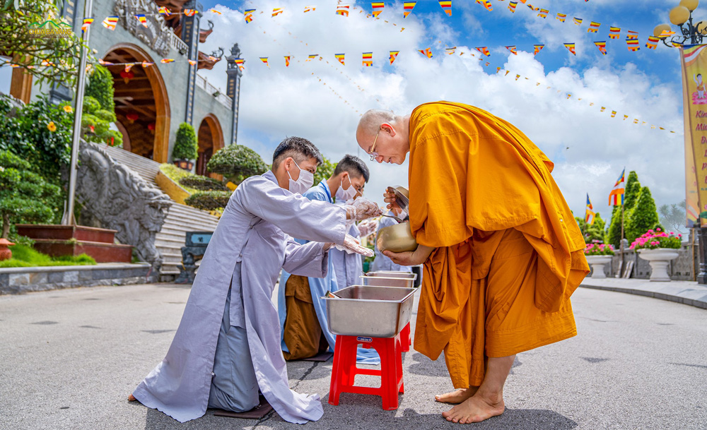 Nắng nóng có thể làm cháy da, thiêu đốt bàn chân nhưng quý Thầy vẫn an nhiên tự tại trì bình khất thực độ sinh