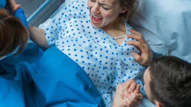 Người mẹ khi sinh con ra rất đau đớn, khổ sở (ảnh minh họa)