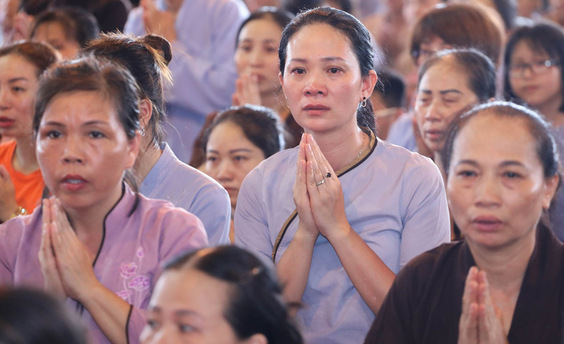 Người mẹ thành tâm sám hối với vong linh thai nhi tại buổi lễ cầu siêu vong linh thai nhi. Ảnh minh hoạ.