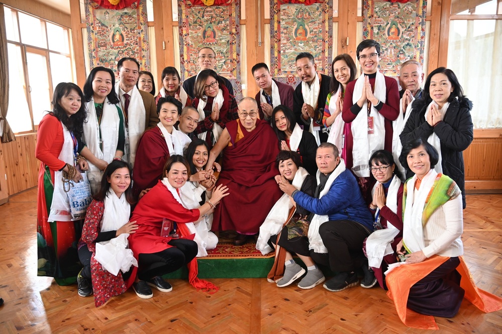 Đức Đạt Lai Lạt Ma thứ 14 chụp ảnh lưu niệm với nhóm Phật tử Việt Nam năm 2019.
