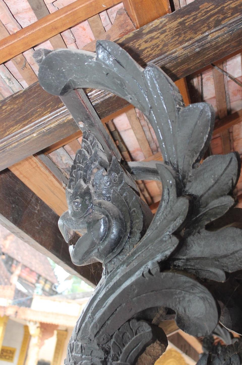 Hình tượng chim thần Krut đang nâng mái ngói. Đây là loài vật hung dữ nhưng có tình cảm với Phật pháp, kiểu phổ biến cho kiến trúc của chùa Khmer cổ xưa đặc trưng.