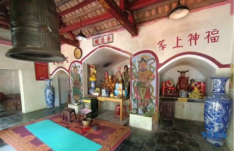 Bên trong điện thờ chùa Báo Ân.
