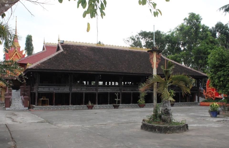Sala gỗ là đặc trưng của các chùa Khmer, nhưng hiện chỉ còn chùa Chót bảo tồn nguyên vẹn giảng đường Sala bằng gỗ này.
