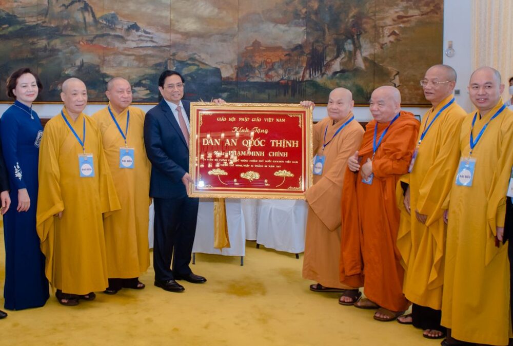 Giáo hội Phật giáo Việt Nam tặng 4 chữ “Dân An Quốc Thịnh” đến Thủ tướng Chính phủ