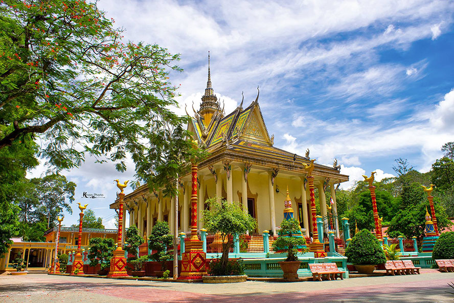 Chùa Hang là một trong những điểm du lịch thu hút nhiều du khách đến Trà Vinh.