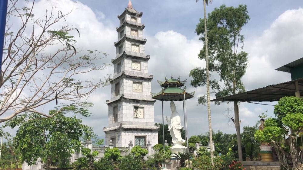 Bảo tháp tại tổ đình Long Bửu ở thôn Xuân Vinh, xã Hành Đức, huyện Nghĩa Hành. Ảnh: Minh Huy