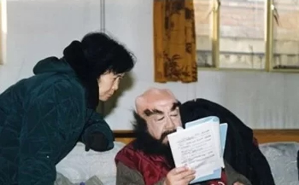 Lưu Giang và cố đạo diễn Dương Khiết cùng nghiên cứu kịch bản.