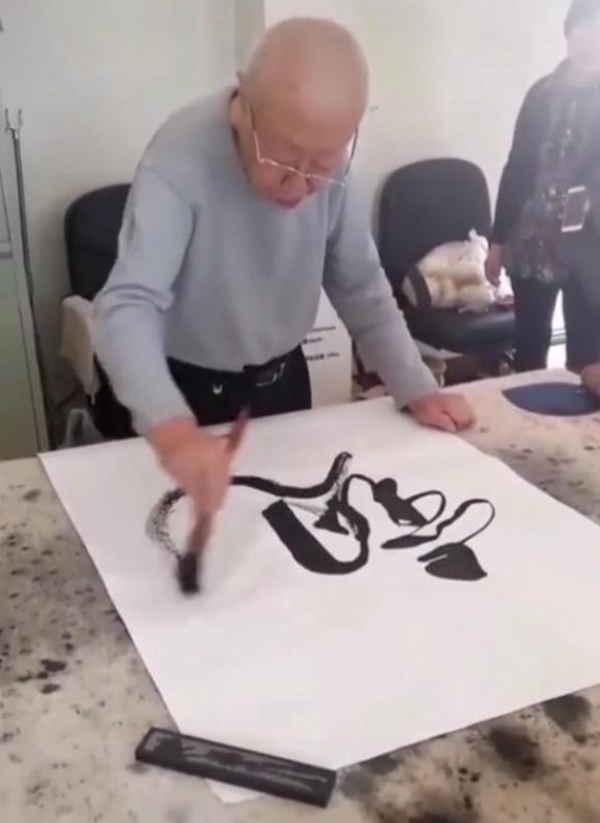 Cố nghệ sĩ Lưu Giang chuyên tâm với sở thích viết thư pháp, từng nét chữ đều bay bổng có thần.