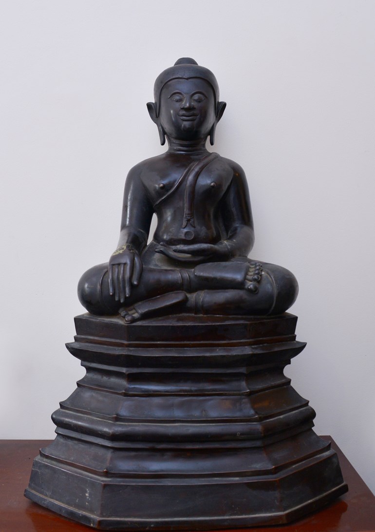 Tượng Phật Thích Ca ngồi kiết già bằng đồng, mỹ thuật Lào TK XVII.