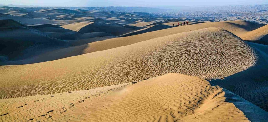 Sa mạc rộng lớn bao phủ lòng chảo Tarim phía Trung Á. Ảnh: Thoughtco.