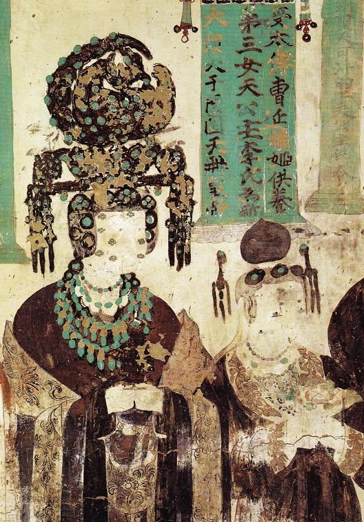 Con gái của Vua Khotan kết hôn với người cai trị Đôn Hoàng, Cao Yanlu, đội chiếc mũ nạm ngọc bích tinh xảo. Ảnh: Wiki.