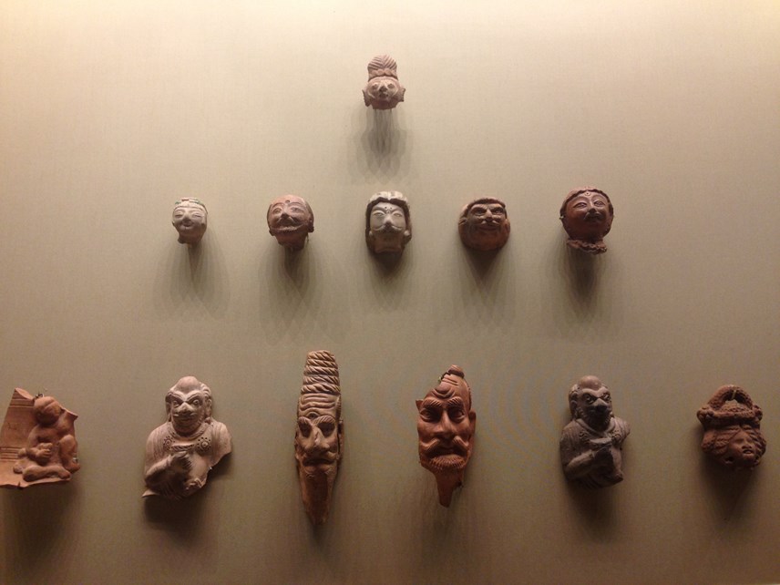 Những bức tượng nhỏ bằng đất sét được tìm thấy ở Khotan từ khoảng thế kỷ thứ 2 đến thế kỷ thứ 4. Ảnh: Wiki.