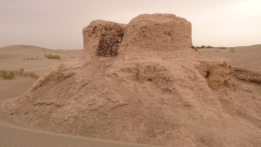 Tàn tích của Bảo tháp Rawak bên ngoài Khotan, một địa điểm Phật giáo có niên đại từ cuối thế kỷ 3 đến thế kỷ 5. Ảnh: Wiki.