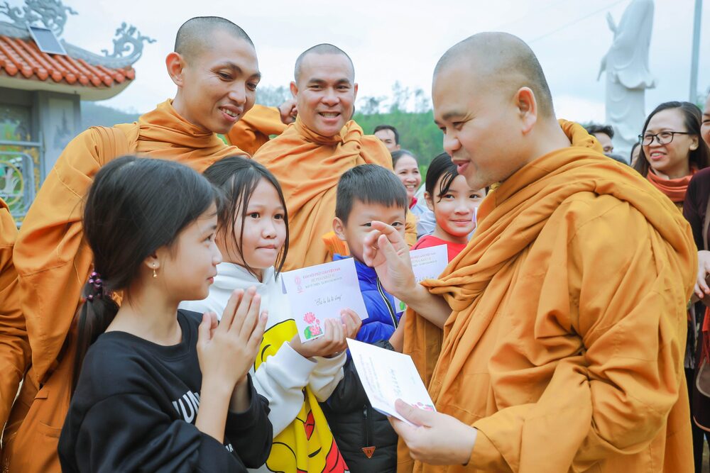 Công tác từ thiện của Phật giáo ngày càng được mở rộng và được đông đảo Tăng Ni thực hiện. Ảnh minh họa.