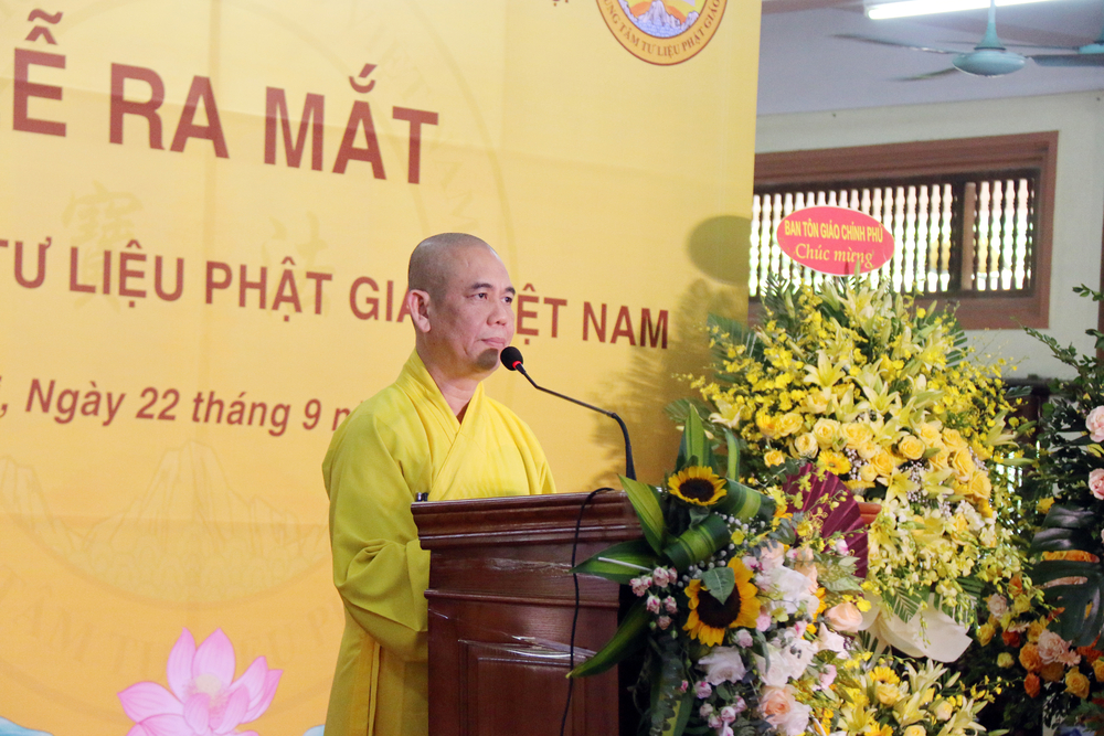 Thượng toạ Thích Thiện Hạnh tuyên đọc Quyết định nhân sự Trung tâm Tư liệu Phật giáo.